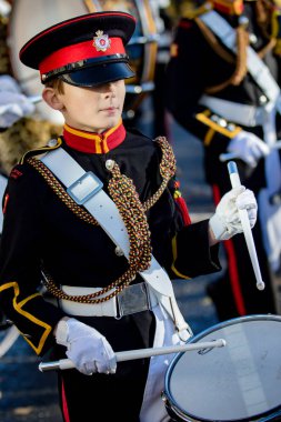 Sandhurst, İngiltere, 11 Kasım 2018:-öğrenciler Sandhurst Kolordu davul üzerinden Mart Sandhurst Savaş Anıtı için Birinci Dünya Savaşı sona erdi ateşkes 100 yıldönümü