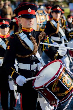 Sandhurst, İngiltere, 11 Kasım 2018:-öğrenciler Sandhurst Kolordu davul üzerinden Mart Sandhurst Savaş Anıtı için Birinci Dünya Savaşı sona erdi ateşkes 100 yıldönümü