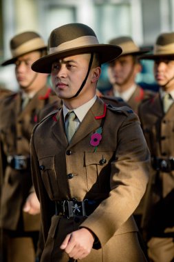 Sandhurst, İngiltere, 11 Kasım 2018:-Gurkhas gelen İngiliz askerleri Mart Sandhurst Savaş Anıtı için Birinci Dünya Savaşı sona erdi ateşkes 100 yıldönümü