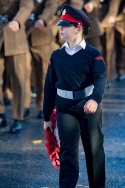 Sandhurst, İngiltere, 11 Kasım 2018:-öğrenciler Sandhurst Kolordu davul üzerinden Mart Sandhurst Savaş Anıtı için Birinci Dünya Savaşı sona erdi ateşkes 100 yıldönümü