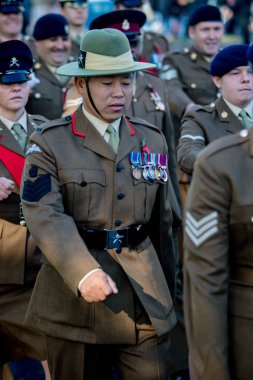 Sandhurst, İngiltere, 11 Kasım 2018:-Gurkhas gelen İngiliz askerleri Mart Sandhurst Savaş Anıtı için Birinci Dünya Savaşı sona erdi ateşkes 100 yıldönümü