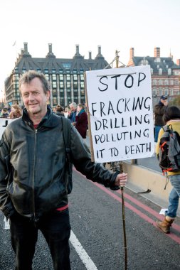 Londra, İngiltere, 17 Kasım:-yok olma isyan protestocular blok geçerli çevresel acil protesto etmek için Merkezi Londra'da Westminster Bridge