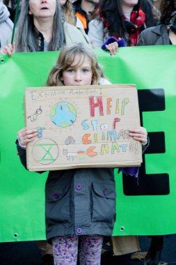 Londra, İngiltere, 17 Kasım:-yok olma isyan protestocular blok geçerli çevresel acil protesto etmek için Merkezi Londra'da Westminster Bridge