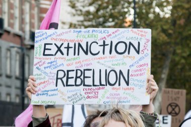 Londra, İngiltere, 17 Kasım:-yok olma isyan protestocular blok geçerli çevresel acil protesto etmek için Merkezi Londra'da Westminster Bridge