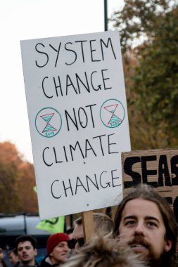 Londra, İngiltere, 17 Kasım:-yok olma isyan protestocular blok geçerli çevresel acil protesto etmek için Merkezi Londra'da Westminster Bridge