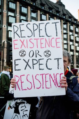 Londra, İngiltere, 17 Kasım:-yok olma isyan protestocular blok geçerli çevresel acil protesto etmek için Merkezi Londra'da Westminster Bridge