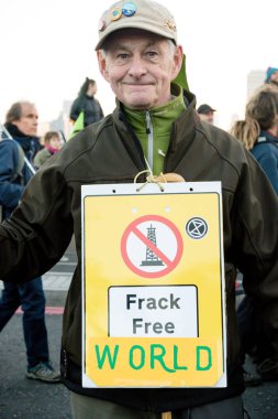 Londra, İngiltere, 17 Kasım:-yok olma isyan protestocular blok geçerli çevresel acil protesto etmek için Merkezi Londra'da Westminster Bridge
