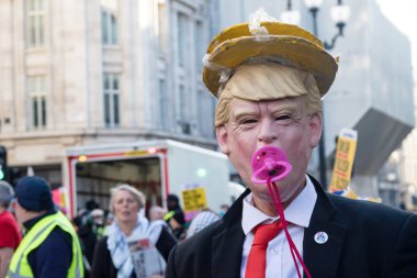 Londra, İngiltere, 17 Kasım:-bir protestocu giyinmiş olarak Donald Trump, Whitehall Downing Street yakınındaki BBC Londra üzerinden Stand Up için ırkçılık Mart