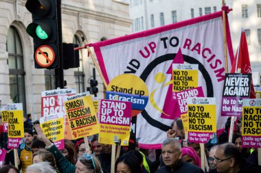 Londra, İngiltere, 17 Kasım:-ilâ ırkçılık Stand Whitehall Downing Street yakınındaki BBC Londra Mart