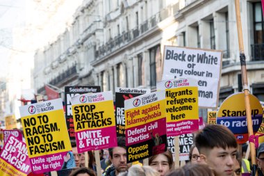 Londra, İngiltere, 17 Kasım:-ilâ ırkçılık Stand Whitehall Downing Street yakınındaki BBC Londra Mart