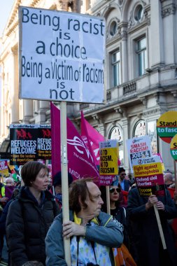 Londra, İngiltere, 17 Kasım:-ilâ ırkçılık Stand Whitehall Downing Street yakınındaki BBC Londra Mart