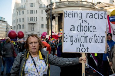 Londra, İngiltere, 17 Kasım: - Anti ırkçı proteser adlı Whitehall Downing Street yakınındaki BBC Londra üzerinden Stand Up için ırkçılık Mart