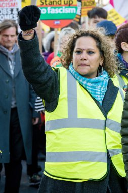 Londra, İngiltere, 17 Kasım:-bir marcher kadar Stand ırkçılık Whitehall Downing Street yakınındaki BBC Londra Mart