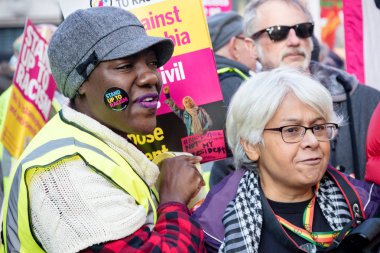 Londra, İngiltere, 17 Kasım:-ilâ ırkçılık Stand Whitehall Downing Street yakınındaki BBC Londra Mart
