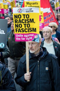 Londra, İngiltere, 17 Kasım:-ilâ ırkçılık Stand Whitehall Downing Street yakınındaki BBC Londra Mart