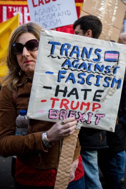 Londra, İngiltere, 17 Kasım:-tans eylemci için Stand ırkçılık adlı Whitehall Downing Street yakınındaki BBC Londra Mart