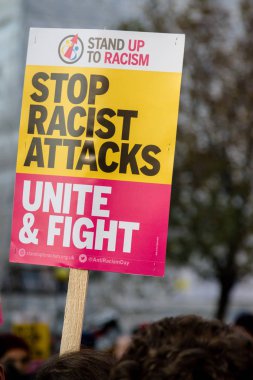 Londra, İngiltere, 17 Kasım:-afişlerin Whitehall Downing Street yakınındaki BBC Londra üzerinden Stand Up için ırkçılık Mart itibariyle
