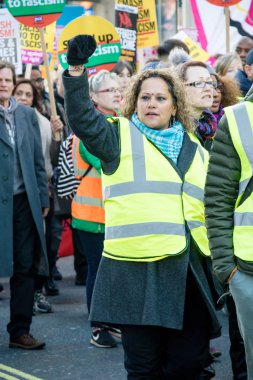 Londra, İngiltere, 17 Kasım:-bir marcher kadar Stand ırkçılık Whitehall Downing Street yakınındaki BBC Londra Mart