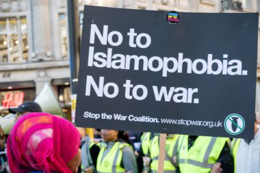Londra, İngiltere, 17 Kasım:-ilâ ırkçılık Stand Whitehall Downing Street yakınındaki BBC Londra Mart