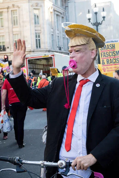 Λονδίνο Ηνωμένο Βασίλειο Νοεμβρίου Ένας Διαδηλωτής Ντυμένος Ντόναλντ Τραμπ Στο — Φωτογραφία Αρχείου