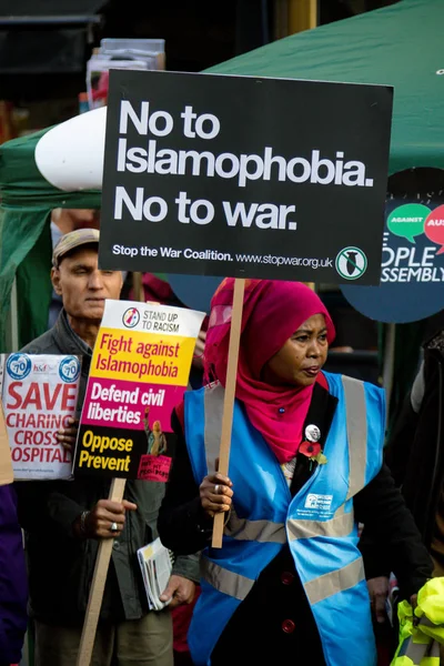 Londra, İngiltere, 17 Kasım:-savaş eylemci Whitehall Downing Street yakınındaki BBC Londra üzerinden Stand Up için ırkçılık Mart itibariyle durdurmak