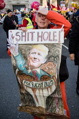 Londra, İngiltere, 17 Kasım: - Trump proteser merkezi Londra üzerinden Stand Up için ırkçılık Mart Whitehall Downing Street yakın: BBC, Anti