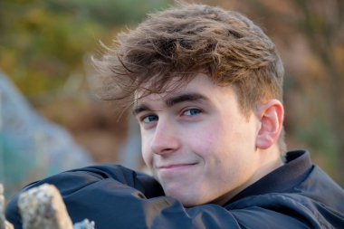 Genç bir yetişkin dışarıda portresi