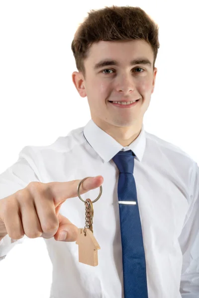 Νεαρός Ενήλικας Φορώντας Ενδυμασία Γραφείου Που Κρατά Κλειδιά Του Σπιτιού — Φωτογραφία Αρχείου