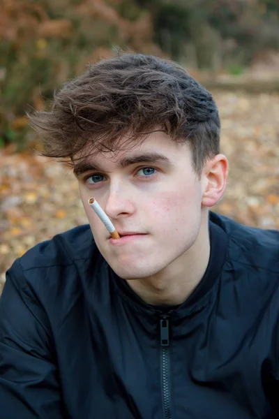 外の若い成人の喫煙 — ストック写真