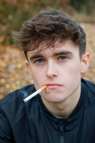 Jonge Volwassen Roken Buiten — Stockfoto