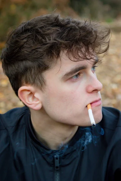 Fiatal Felnőtt Dohányzás Kívül — Stock Fotó