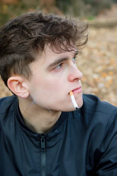 外の若い成人の喫煙 — ストック写真