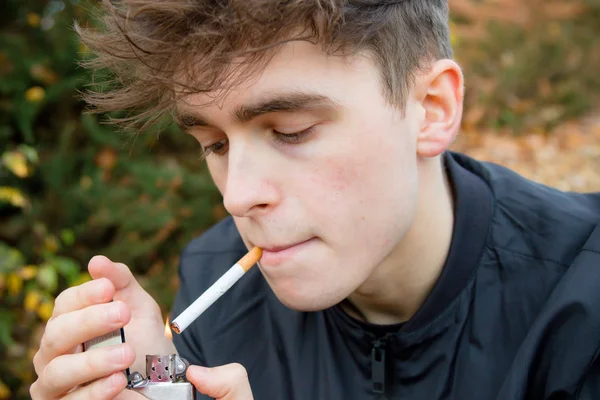 Jovem Adulto Fumando Fora — Fotografia de Stock