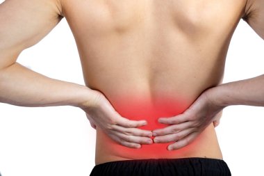 Uygun gömleksiz beyaz genç yetişkin alt sırt ağrısı ile