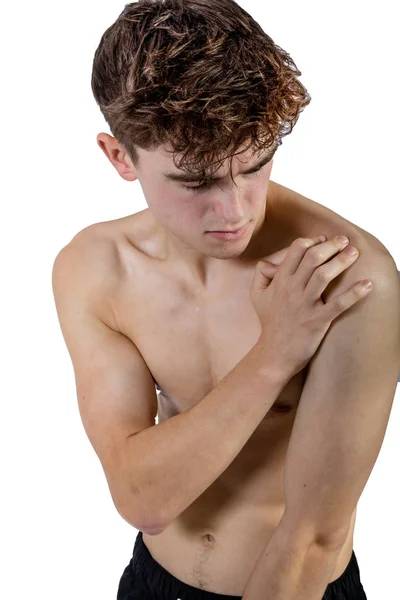 肩の痛みでフィット上半身裸の白人青年 — ストック写真