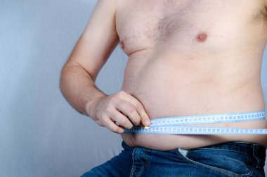 Kilolu gömleksiz beyaz adam karnı ölçme