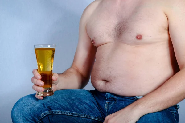 Sobrepeso Sin Camisa Caucásico Hombre Sosteniendo Una Cerveza — Foto de Stock