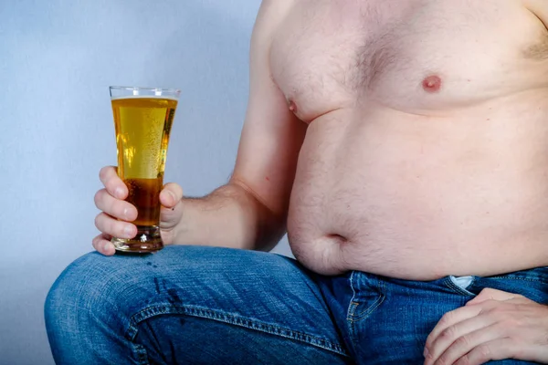 Sobrepeso Sin Camisa Caucásico Hombre Sosteniendo Una Cerveza — Foto de Stock