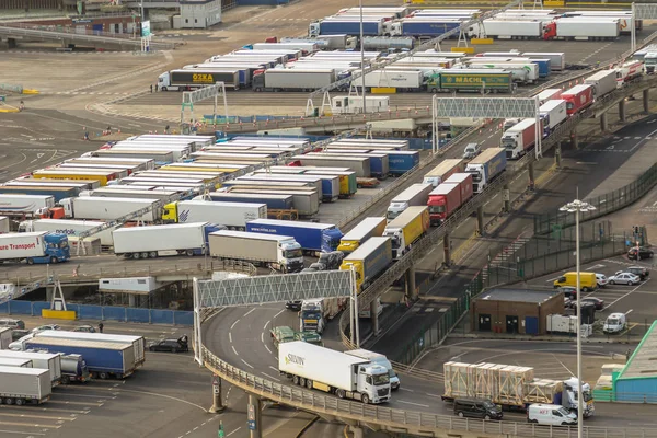 Ντόβερ Ηνωμένο Βασίλειο 18Η Ιανουαρίου 2019 Φορτηγά Αναμένει Αφήσει Λιμάνι — Φωτογραφία Αρχείου