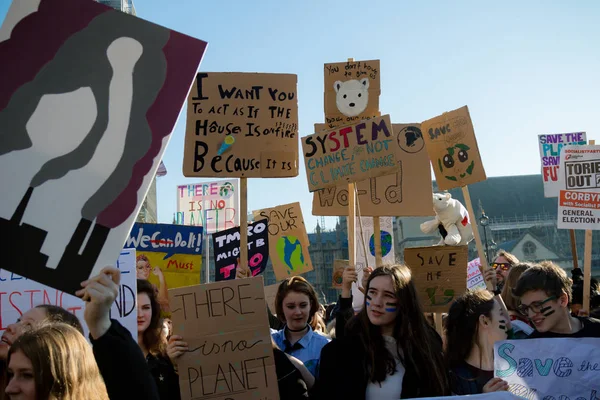 2019年2月15日 持有标语牌 在伦敦市中心打击学龄儿童的气候变化 — 图库照片