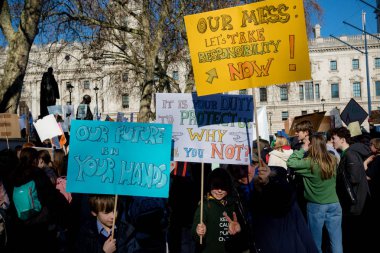 Londra, İngiltere, Amerika Birleşik Devletleri 15 Şubat 2019:-okul çarpıcı yaş arası çocuk merkezi Londra'da afişlerin holding iklim değişikliği üzerinde