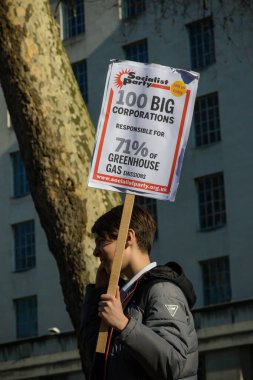 Londra, İngiltere, Amerika Birleşik Devletleri 15 Şubat 2019:-okul çarpıcı yaş arası çocuk merkezi Londra'da bir afiş tutarak iklim değişikliği üzerinde