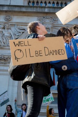 Londra, İngiltere, Amerika Birleşik Devletleri 15 Şubat 2019:-okul çarpıcı yaş arası çocuk merkezi Londra'da bir afiş tutarak iklim değişikliği üzerinde