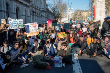Londra, İngiltere, Amerika Birleşik Devletleri 15 Şubat 2019:-okul çarpıcı yaşlı çocuk merkezi Londra'da iklim değişikliği sahne üzerinde bir oturmak aşağı protesto Whitehall Downing Street yakınındaki engelleme