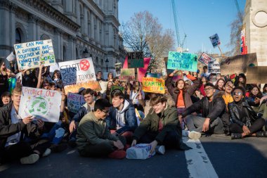 Londra, İngiltere, Amerika Birleşik Devletleri 15 Şubat 2019:-okul çarpıcı yaşlı çocuk merkezi Londra'da iklim değişikliği sahne üzerinde bir oturmak aşağı protesto Whitehall Downing Street yakınındaki engelleme