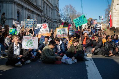 Londra, İngiltere, Amerika Birleşik Devletleri 15 Şubat 2019:-okul çarpıcı yaşlı çocuk merkezi Londra'da iklim değişikliği sahne üzerinde bir oturmak aşağı protesto Whitehall Downing Street yakınındaki engelleme