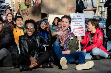 Londra, İngiltere, Amerika Birleşik Devletleri 15 Şubat 2019:-okul çarpıcı yaşlı çocuk merkezi Londra'da iklim değişikliği sahne üzerinde bir oturmak aşağı protesto Whitehall Downing Street yakınındaki engelleme