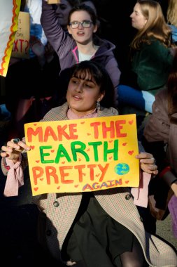 Londra, İngiltere, Amerika Birleşik Devletleri 15 Şubat 2019:-okul çarpıcı yaşlı çocuk merkezi Londra'da iklim değişikliği sahne üzerinde bir oturmak aşağı protesto Whitehall Downing Street yakınındaki engelleme