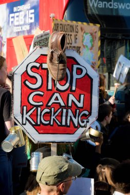 Londra, İngiltere, Amerika Birleşik Devletleri 15 Şubat 2019:-okul çarpıcı yaş arası çocuk merkezi Londra'da bir afiş tutarak iklim değişikliği üzerinde