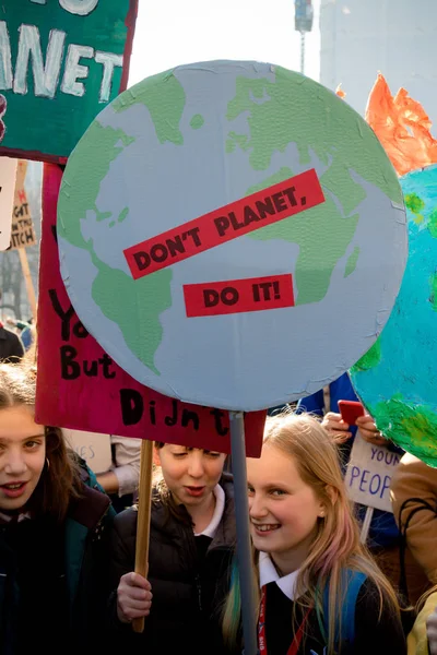 ロンドン イギリス イギリス 2019 ロンドン中心部でプラカードを持って気候変動に対する学童学校を打つ — ストック写真
